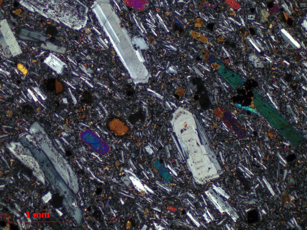  Microscope Téphrite à haüyne Ordanchite Massif central Mont Dore Orcival 